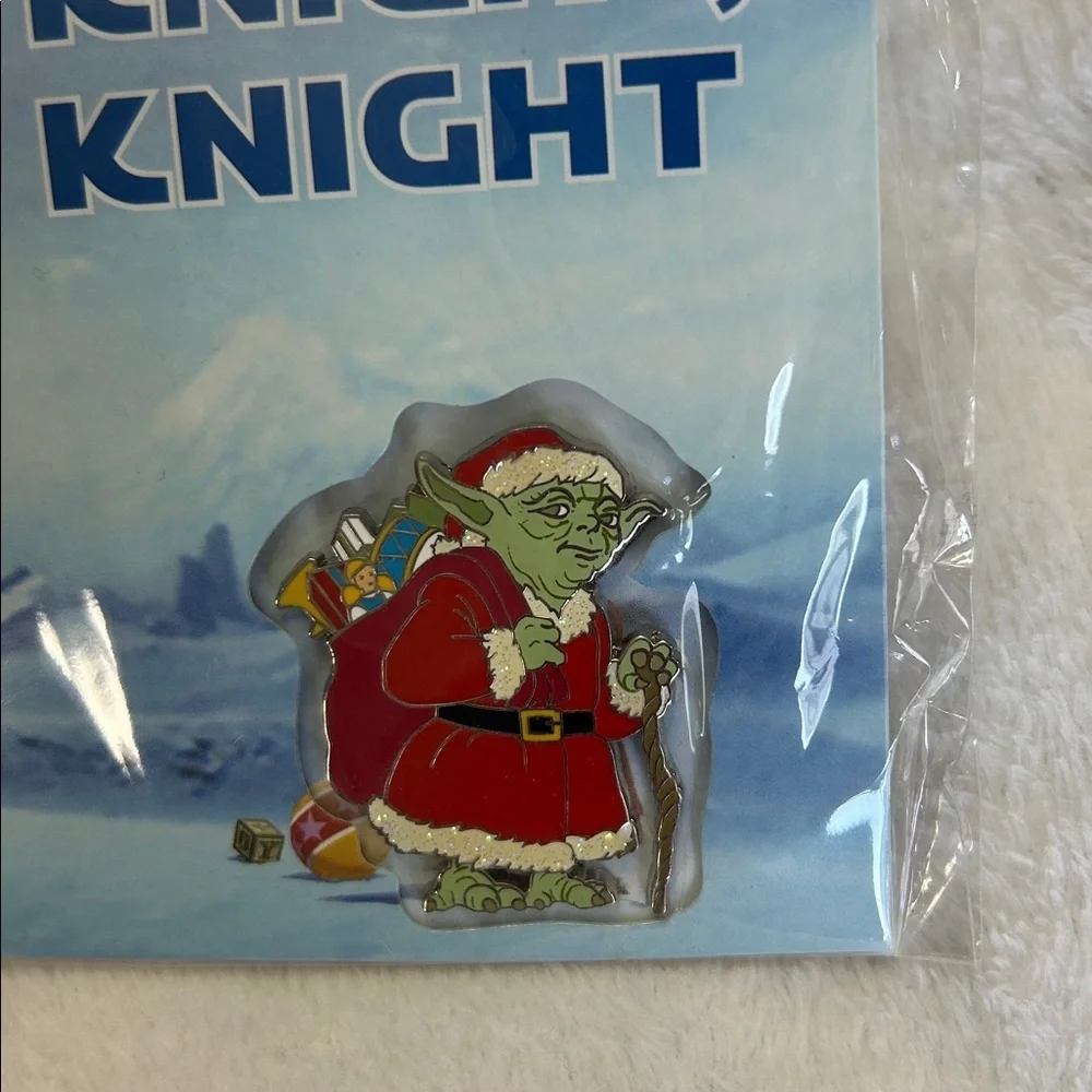 Disney Parks Collectible Star Wars Santa Jedi Yoda Pin NEW in Packaging